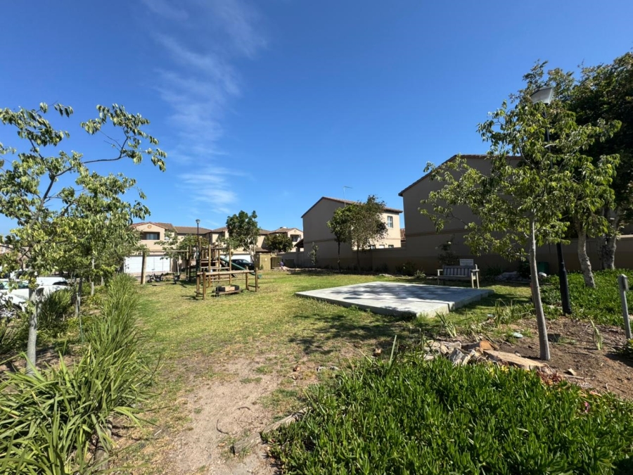 To Let 2 Bedroom Property for Rent in Royal Ascot Western Cape